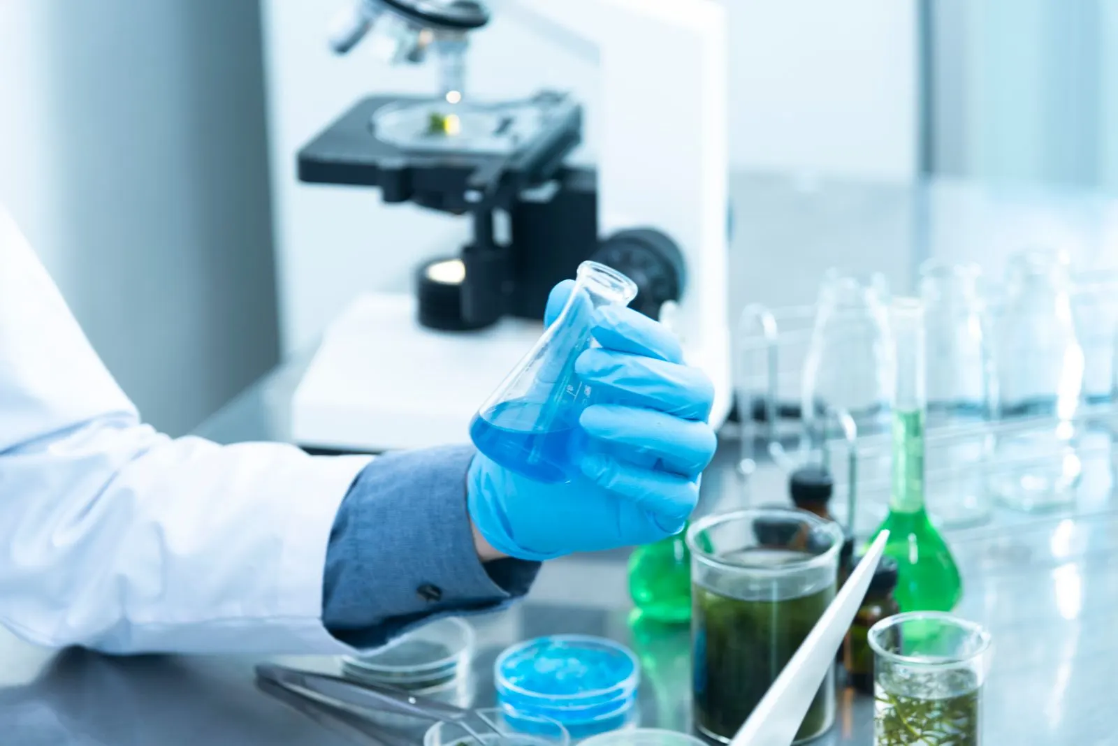 Masă de laborator cu microscop și echipament steril